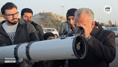 أعلنت اللجنة الوطنية لرصد الأهلة تعذّر رؤية هلال شهر رمضان المبارك مساء الثلاثاء 17 شباط، مؤكدة أن يوم الأربعاء سيكون متمّماً لشهر شعبان، على أن يكون يوم الخميس أول أيام شهر رمضان لعام 1447 هجري. وجاء الإعلان عقب عمليات تحرّي الهلال التي جرت بعد غروب شمس الثلاثاء في عدد من مواقع الرصد المعتمدة، حيث شاركت فرق ميدانية من المختصين الشرعيين والفلكيين في متابعة نتائج الرصد والتثبت منها وفق الأصول الشرعية المعتمدة، قبل إصدار البيان الرسمي بعدم ثبوت رؤية الهلال. وكانت اللجنة قد دعت في وقت سابق المواطنين إلى تحرّي الهلال بالعين المجردة أو باستخدام الوسائل المساعدة المعتبرة شرعاً، وطلبت ممن يتمكن من رؤيته إبلاغ المحاكم الشرعية أو لجان الرصد المعتمدة لتوثيق الشهادات وفق الإجراءات المتبعة. ويتزامن هذا الإعلان مع تباين في مواعيد دخول شهر رمضان بين عدد من الدول الإسلامية، إذ أعلنت كل من سلطنة عُمان وتركيا وسنغافورة أن يوم الخميس هو غرة شهر رمضان، بعد عدم ثبوت رؤية الهلال مساء الثلاثاء، في حين أعلنت السعودية والإمارات وقطر أن يوم الأربعاء هو أول أيام الشهر الفضيل عقب ثبوت رؤيته لديها. ويُعد اختلاف إعلان بداية شهر رمضان أمراً متكرراً بين الدول الإسلامية نتيجة اختلاف مواقع الرصد والمعايير المعتمدة في إثبات رؤية الهلال، سواء بالاعتماد على الرؤية البصرية أو الحسابات الفلكية المساندة، ما يؤدي إلى تباين مواعيد بدء الشهر الهجري بين بلد وآخر. ويترقب المسلمون حول العالم حلول شهر رمضان المبارك وسط أجواء دينية واجتماعية خاصة، حيث تبدأ الاستعدادات للشهر الفضيل مع الإعلان الرسمي عن ثبوت الهلال وتحديد أول أيام الصيام.