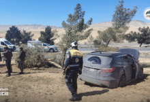 أعلن الدفاع المدني السوري في وزارة الطوارئ وإدارة الكوارث استجابته لسبعة حوادث سير وقعت في مناطق مختلفة من سوريا يوم الثلاثاء 17 آذار، وأسفرت عن وفاة رجل وإصابة 33 مدنياً بجروح متفاوتة. وأوضحت فرق الدفاع المدني أن فرق الإسعاف التابعة لها تدخلت بشكل سريع في مواقع الحوادث، حيث قدمت الإسعافات الأولية للمصابين في مكان وقوع الحادث قبل نقلهم إلى المشافي القريبة لتلقي العلاج اللازم ومتابعة حالتهم الصحية. كما أشارت إلى أنه تم نقل جثمان الرجل الذي توفي جراء هذه الحوادث إلى الطبابة الشرعية في مدينة إدلب، وذلك لاستكمال الإجراءات القانونية اللازمة قبل تسليمه لذويه وفق الأصول المتبعة. وفي سياق متصل، وجّه الدفاع المدني السوري جملة من التحذيرات للسائقين، داعياً إلى توخي الحذر أثناء القيادة في ظل الظروف الجوية السائدة، ولا سيما مع هطول الأمطار واحتمال انزلاق المركبات على الطرقات. وأكدت الفرق أهمية تخفيف السرعة خاصة عند المنعطفات والمنحدرات ومفارق الطرق، إلى جانب ضرورة التأكد من الجاهزية الفنية للمركبات، بما في ذلك سلامة المكابح وماسحات الزجاج، لضمان القيادة الآمنة. كما شدد الدفاع المدني على ضرورة تجنب السلوكيات التي قد تشتت تركيز السائقين أثناء القيادة، وفي مقدمتها استخدام الهاتف المحمول، لما يشكله ذلك من خطر كبير قد يؤدي إلى وقوع حوادث مرورية تهدد سلامة السائقين والمارة على حد سواء.