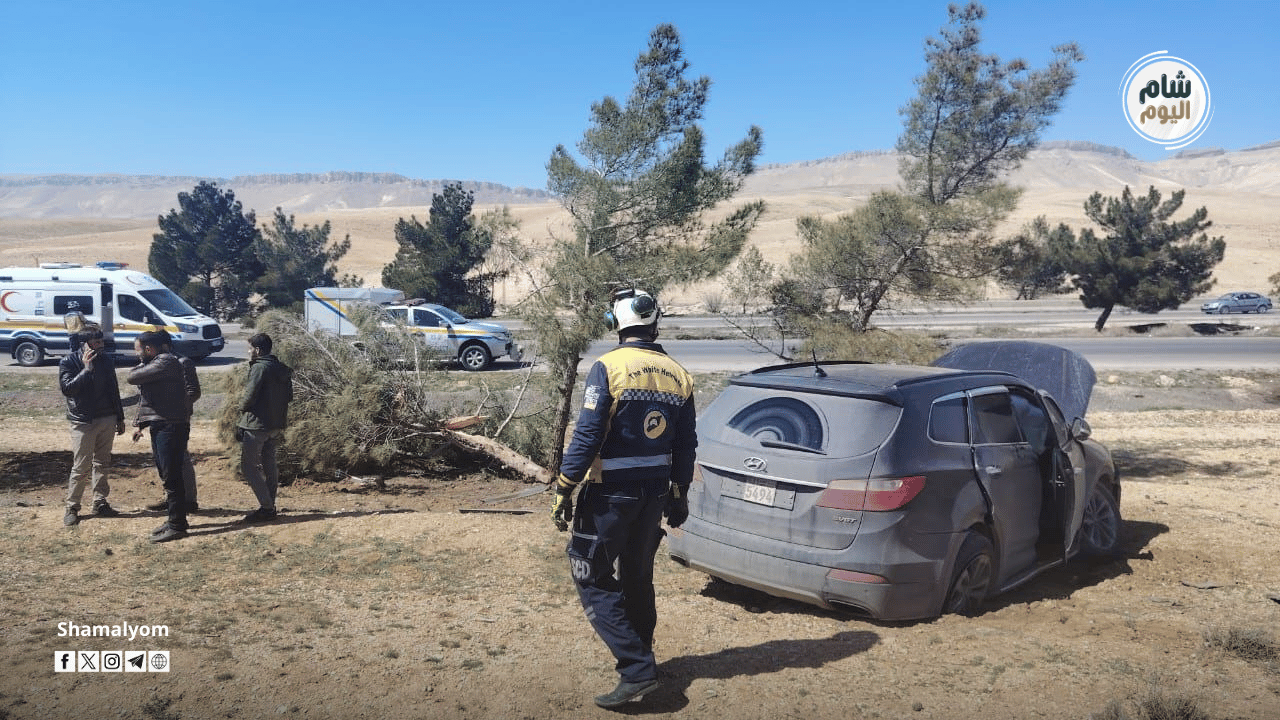 أعلن الدفاع المدني السوري في وزارة الطوارئ وإدارة الكوارث استجابته لسبعة حوادث سير وقعت في مناطق مختلفة من سوريا يوم الثلاثاء 17 آذار، وأسفرت عن وفاة رجل وإصابة 33 مدنياً بجروح متفاوتة. وأوضحت فرق الدفاع المدني أن فرق الإسعاف التابعة لها تدخلت بشكل سريع في مواقع الحوادث، حيث قدمت الإسعافات الأولية للمصابين في مكان وقوع الحادث قبل نقلهم إلى المشافي القريبة لتلقي العلاج اللازم ومتابعة حالتهم الصحية. كما أشارت إلى أنه تم نقل جثمان الرجل الذي توفي جراء هذه الحوادث إلى الطبابة الشرعية في مدينة إدلب، وذلك لاستكمال الإجراءات القانونية اللازمة قبل تسليمه لذويه وفق الأصول المتبعة. وفي سياق متصل، وجّه الدفاع المدني السوري جملة من التحذيرات للسائقين، داعياً إلى توخي الحذر أثناء القيادة في ظل الظروف الجوية السائدة، ولا سيما مع هطول الأمطار واحتمال انزلاق المركبات على الطرقات. وأكدت الفرق أهمية تخفيف السرعة خاصة عند المنعطفات والمنحدرات ومفارق الطرق، إلى جانب ضرورة التأكد من الجاهزية الفنية للمركبات، بما في ذلك سلامة المكابح وماسحات الزجاج، لضمان القيادة الآمنة. كما شدد الدفاع المدني على ضرورة تجنب السلوكيات التي قد تشتت تركيز السائقين أثناء القيادة، وفي مقدمتها استخدام الهاتف المحمول، لما يشكله ذلك من خطر كبير قد يؤدي إلى وقوع حوادث مرورية تهدد سلامة السائقين والمارة على حد سواء.